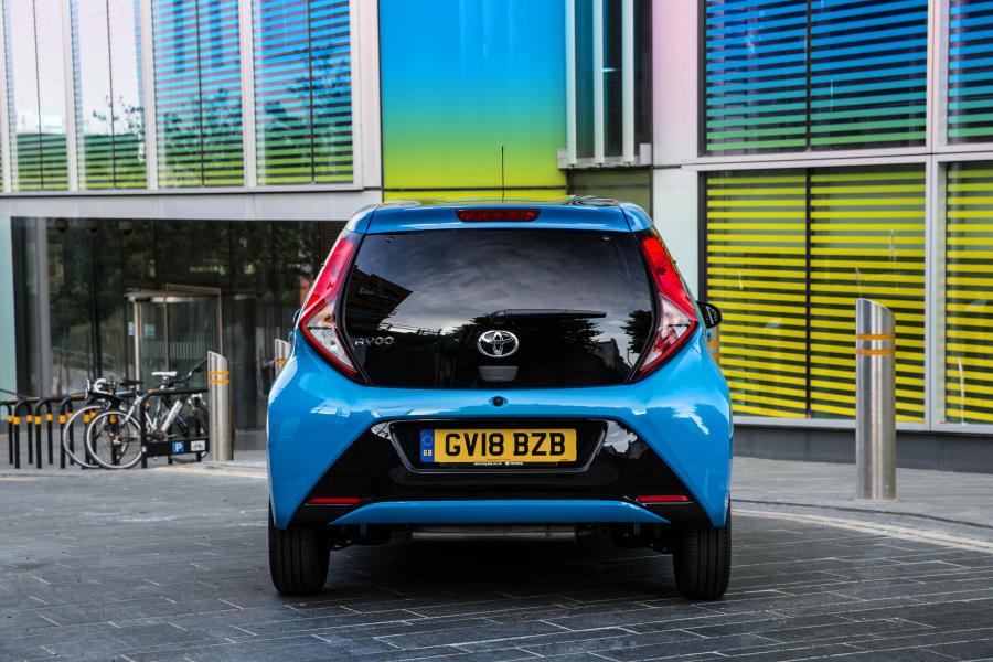  Toyota Aygo x-press 5-Door 2018 года  (UK) (фото 23 из 37)